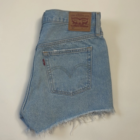 Levi's 501 shorts size 28 - Light Wash - Picture 6 of 11